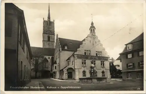 Friedrichshafen, Rathaus mit Zeppelinbrunnen -342602