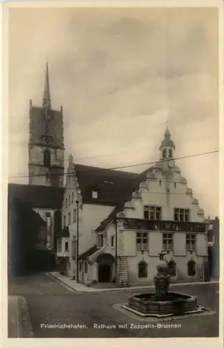 Friedrichshafen, Rathaus mit Zeppelinbrunnen -342492