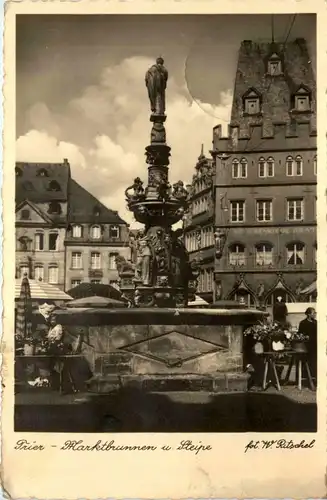 Trier, Marktbrunnen und Steipe -341700