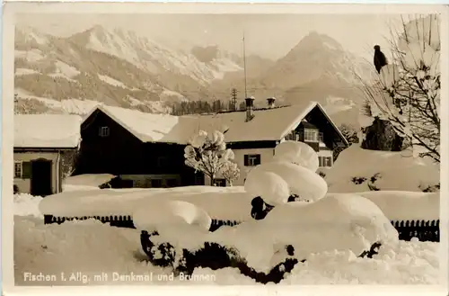 Partie aus Fischen, mit Denkmal und Brunnen -341590