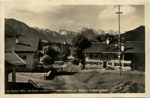 Fischen im Allgäu, Dorfplatz mit Bahnhofsstrasse und Blick auf Allgäuer -341610