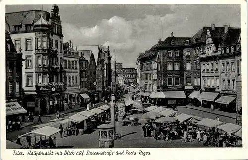 Trier, Hauptmarkt mit Blick auf Simeonstrasse und Porta Nigra -341880