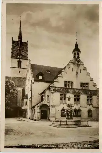 Friedrichshafen, Rathaus mit Zeppelindenkmal -342686