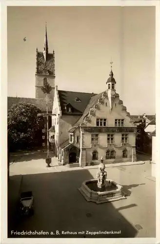 Friedrichshafen, Rathaus mit Zeppelindenkmal -342380