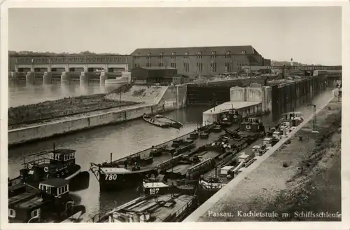 Passau, Kachletstufe mit Schiffsschleusse -343852