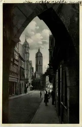 Jena, Blick durch das Johannistor auf die Stadtkirche -344856
