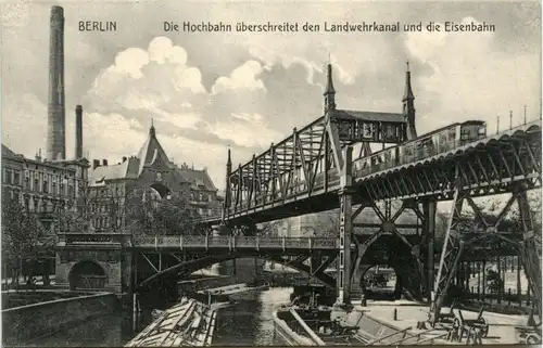 Berlin, die Hochbahn überschreitet den landwehrkanal und die Eisenbahn -344606