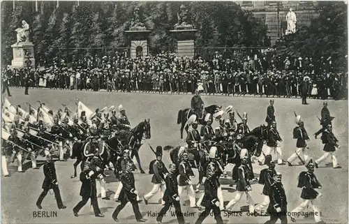 Berlin, Kaiser Wilhelm an der Spitze der Fahnenkompanie -344638