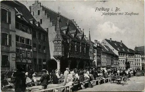 Freiburg i.Br., Marktplatz mit Kaufhaus -348254