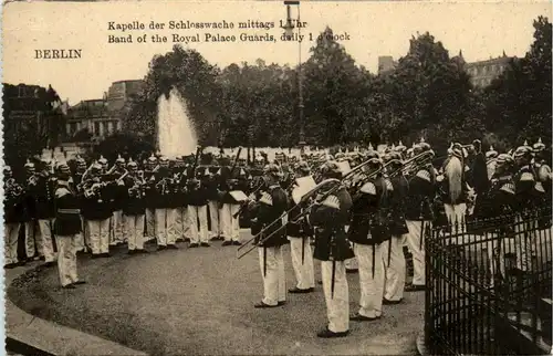 Berlin - Mittags im Lustgarten -421520