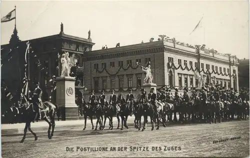 Berlin - Postillione an der Spitze des Zuges -421666