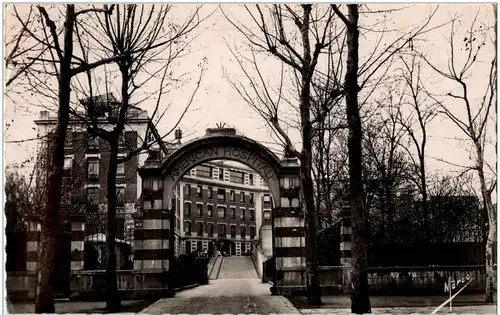 Neuilly sur Seine - Entree de l Hospital Americain -8290