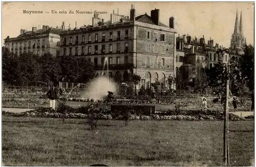 Bayonne - un coin du Nouveau Square -7704