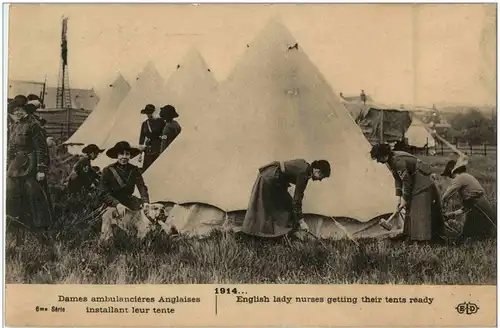 Dames ambulancieres Anglaises installant leur tente -7730