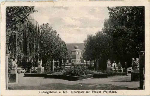 Ludwigshafen am Rhein - Ebertpark mit Pfälzer Weinhaus -44152