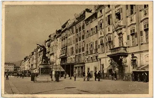 Toulon - Centre du Carre du Port -7868
