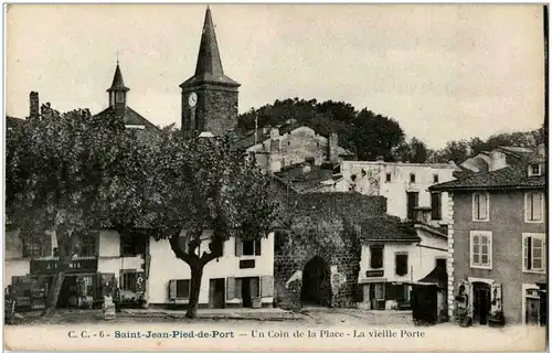 Saint Jean Pied de Port - un coin de la Place -8696