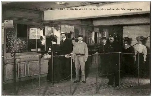 Paris - Les Guichets d une Gare souterraine du MEtropolitain -105704