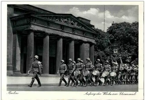 Aufzug der Wache am Ehrenmal -105976