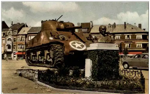 Bastogne - Le Tank et le Buste du General Mac Auliffe -106674