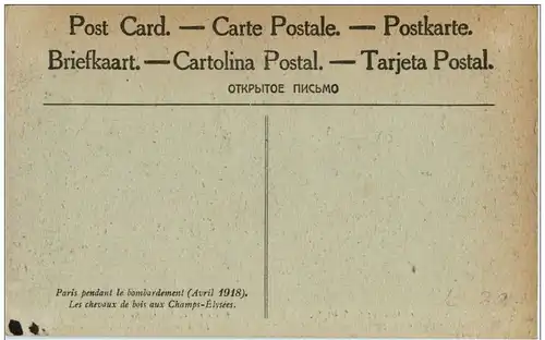 Paris - pendant le bombardement - Les chevaux de bois aux Champs Elysees -105790