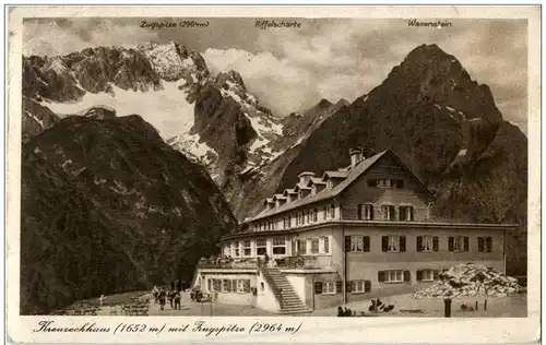 Kreuzeckhaus mit Zugspitze -106838