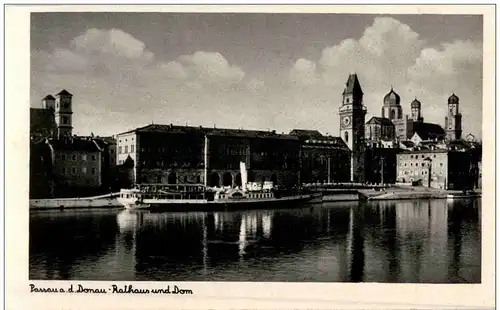 Passau - Rathaus und Dom -109076