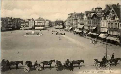 Beauvais - La Place Jeanne Hachette -54112