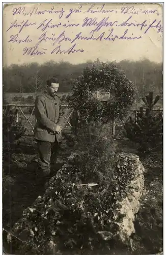 Soldat am Grab -114232