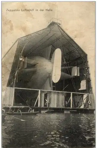 Zeppelin Luftschiff - in der Halle -113348