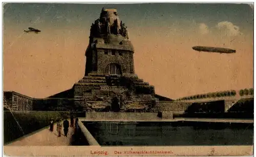 Leipzig - Völkerschlachtdenkmal mit Zeppelin -116120