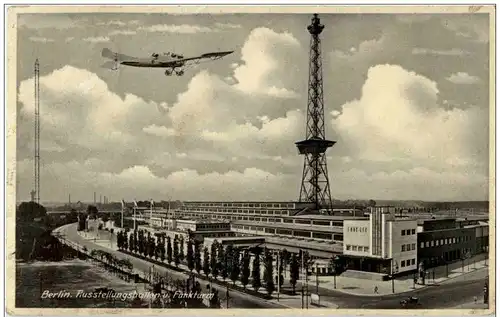 Berlin - Ausstellungshallen mit Flugzeug -116104