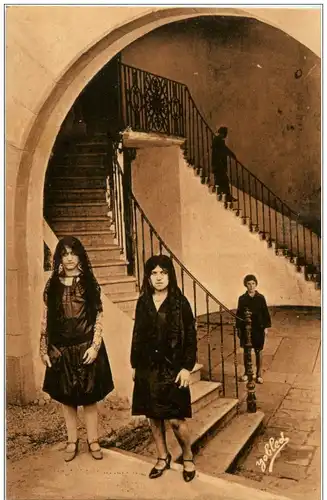 Au Pays Basque - Sous le Porche de l Eglise -118612