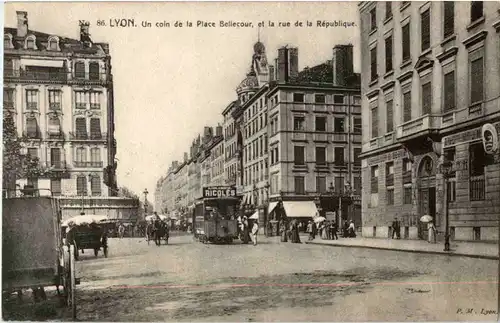 Lyon - Un coin de la Place Bellecour -60642