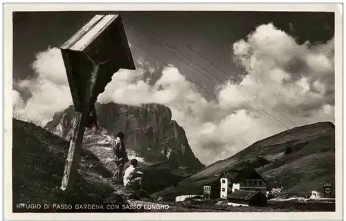 Rifugio di PAsso Gardena con Sasso Lungho -120618