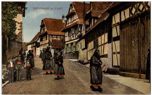 Kirchgang im Elsass -124120