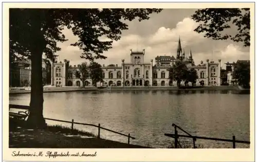 Schwerin - Pfaffenteich mit Arsenal -126226