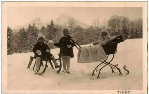 Kinder mit Kinderwagen und Schlitten -128366