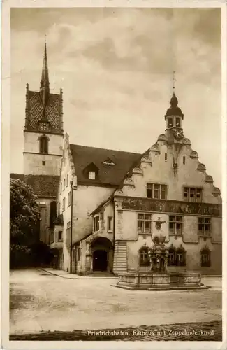 Friedrichshafen, Rathaus mit Zeppelindenkmal -342608