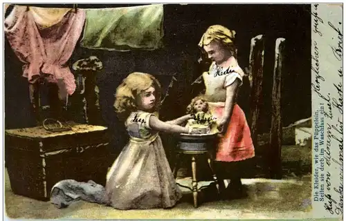 Kind mit Puppe Doll -128378