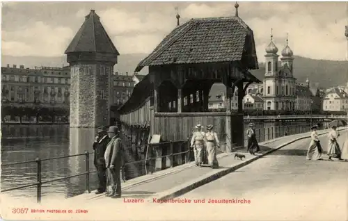 Luzern - Kapellbrücke und Jesuitenkirche -141136