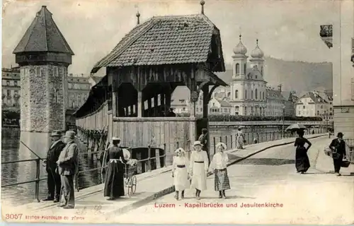 Luzern - Kapellbrücke und Jesuitenkirche -141138
