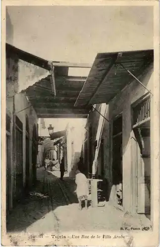 Tunis - Une rue de la Ville Arabe -155292