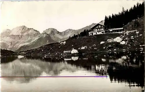 Oeschinensee mit Hotel -156758