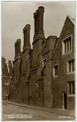 London - Hampton Court Palace -117946