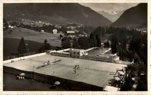 Gstaad - Schwimmbad und Tennis -160316