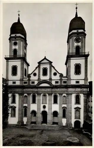 Kirchenfassade von St. Urban -171900