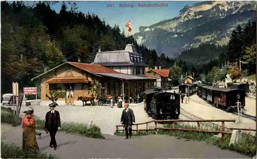 Brünig - Bahnhof mit Zug -N4010