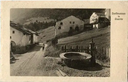 Dorfbrunnen in Guarda -178148