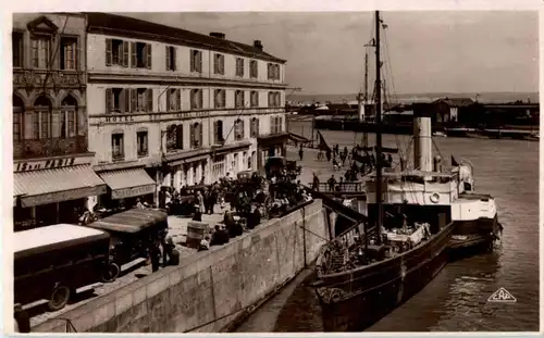 Honfleur - Cafe de Paris -90394